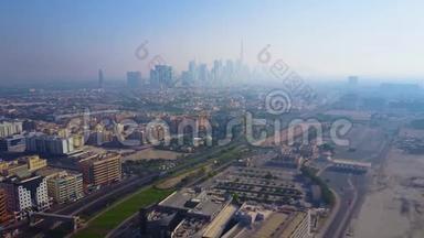 从迪拜空中俯瞰。 未来派鸟瞰住宅摩天大楼在迪拜码头步行。 迪拜空中天际线